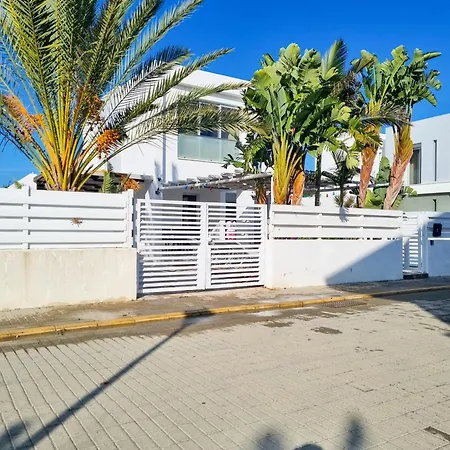 Poser With Private Pool And Bbq