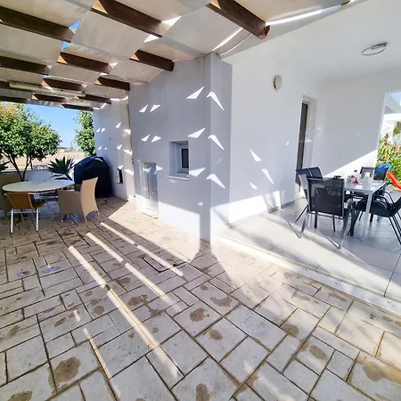 Poser With Private Pool And Bbq * Perivolia