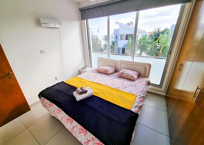 Poser With Private Pool And Bbq Vila