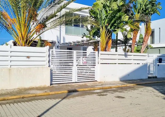 Poser With Private Pool And Bbq