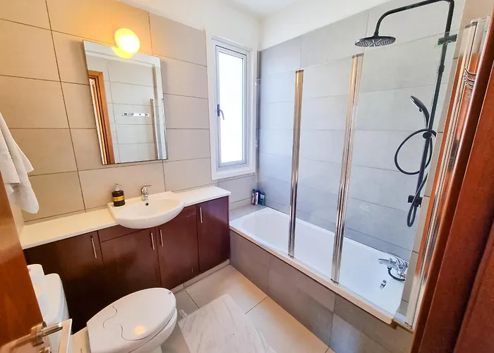 Poser With Private Pool And Bbq Vila