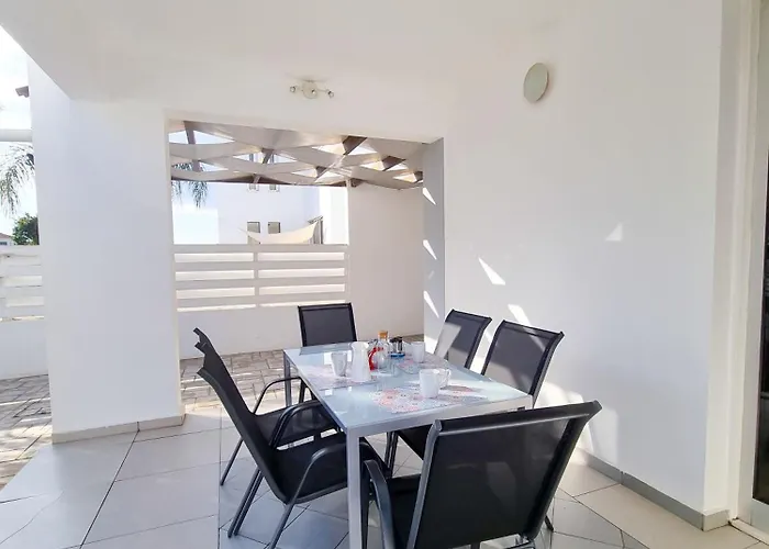 Poser With Private Pool And Bbq Vila *