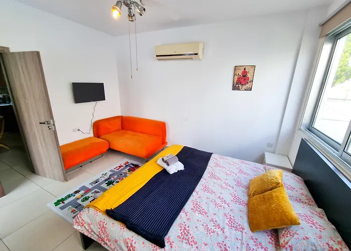 Poser With Private Pool And Bbq