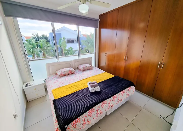 Poser With Private Pool And Bbq Perivolia